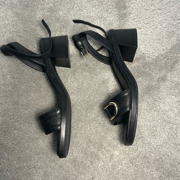 Kelly and Katie 10W Black & Gold Tesimay Sandal Block Heels (Worn ONCE) - Picture 4 of 9